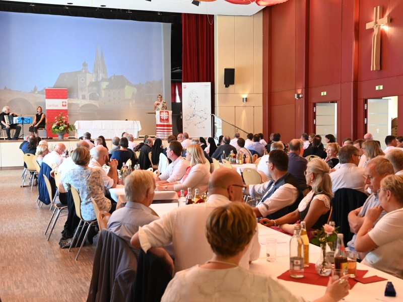 Personen in Festsaal
