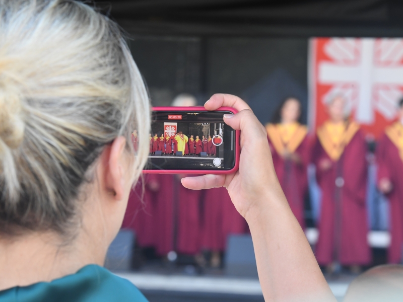 Frau macht Foto