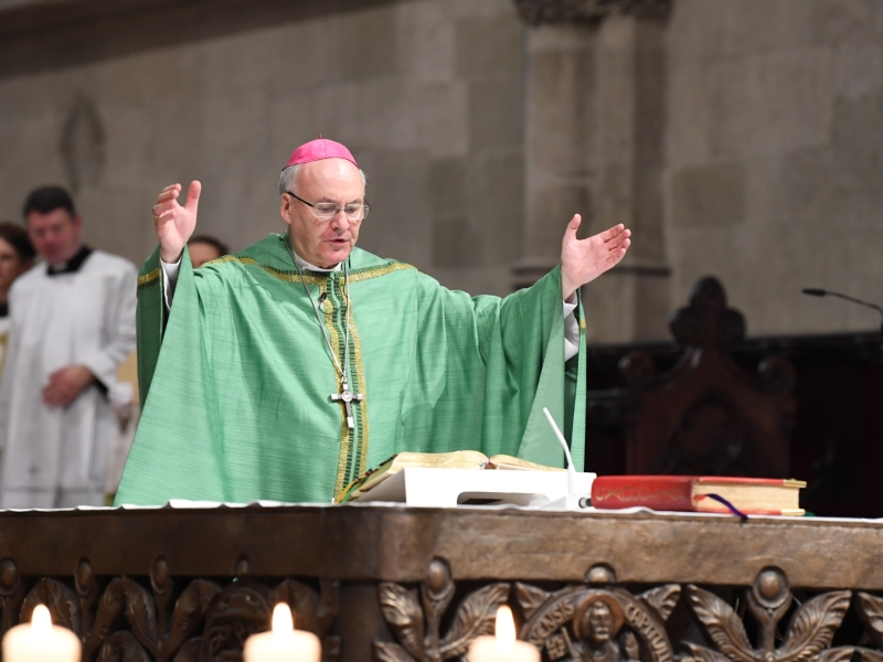 Geistlicher in Kirche