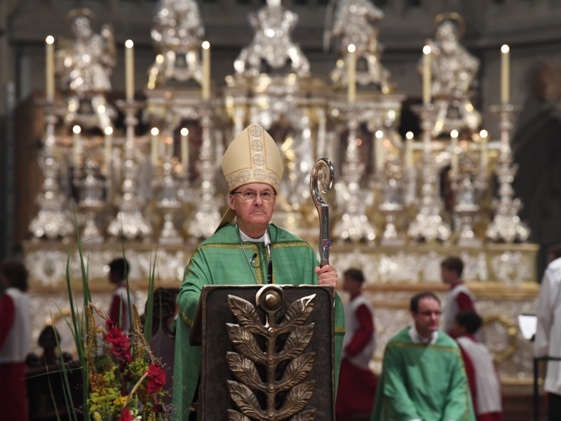 Geistlicher in Kirche