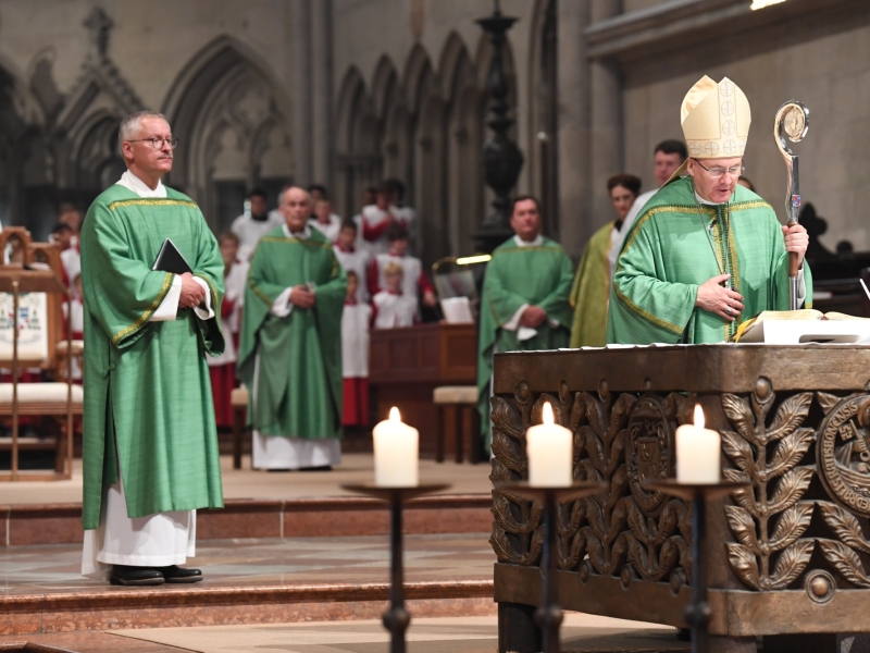 Geistliche in Kirche