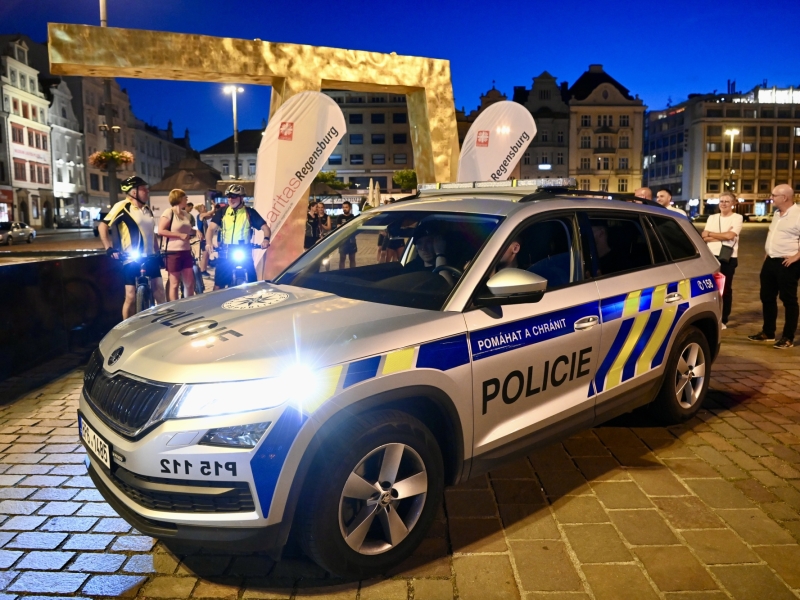 Polizeiauto bei Nacht