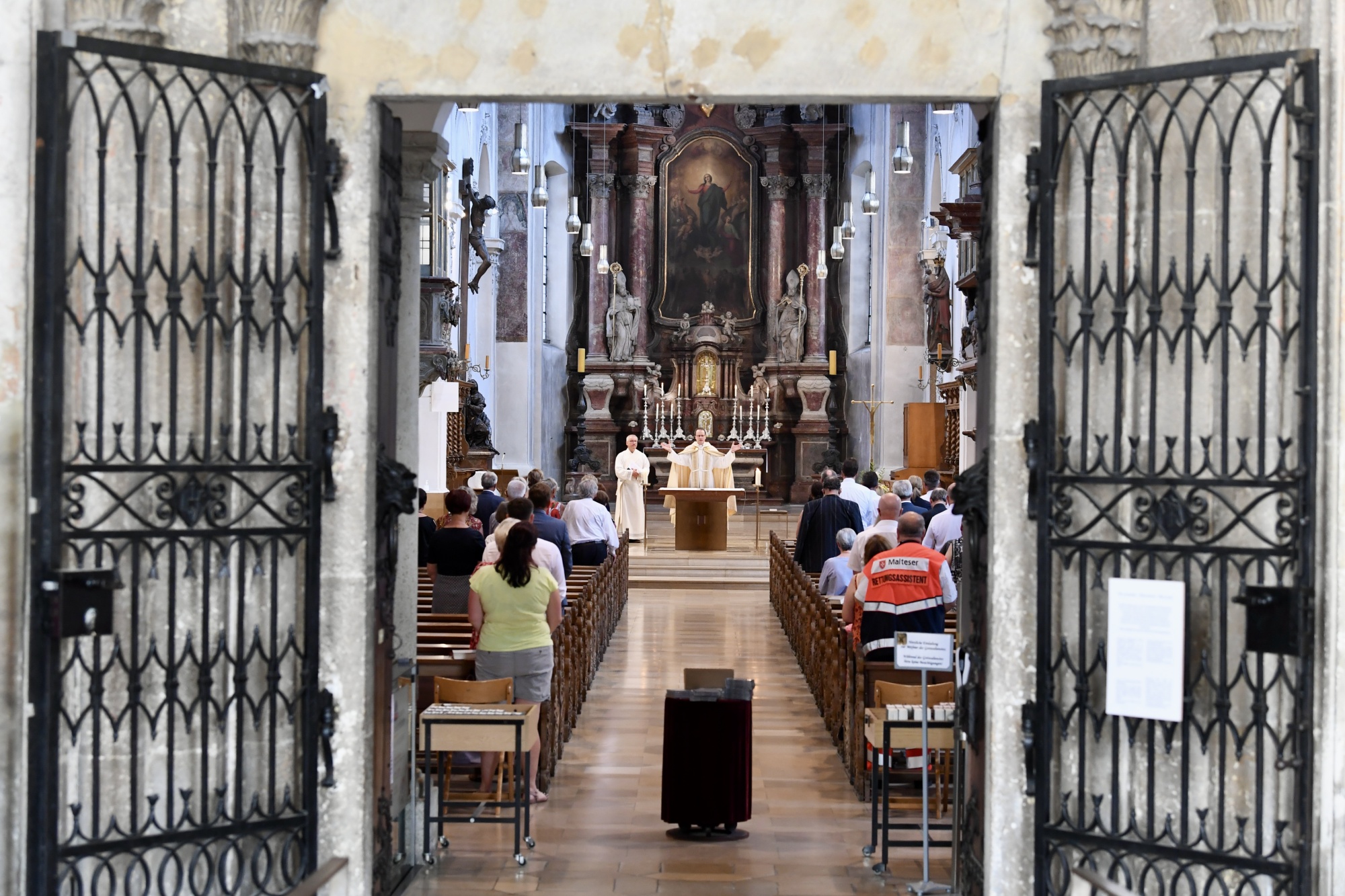 Blick von außen in Kirche