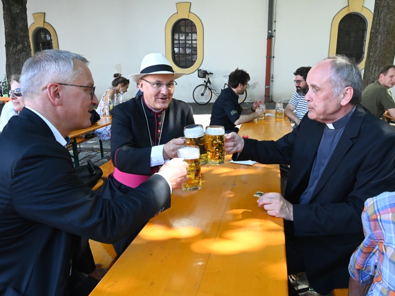 Personen an Biertisch