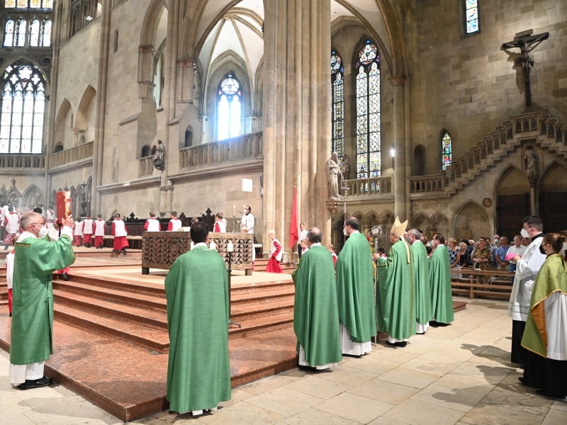 Geistliche in Kirche