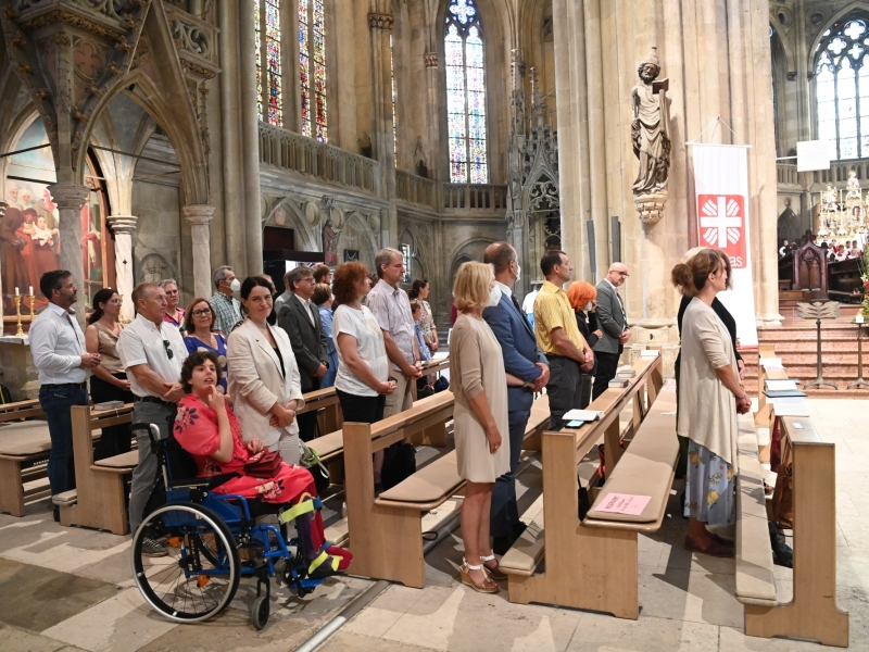 Personen in Kirche