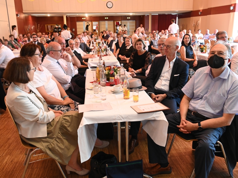 Personen in Festsaal