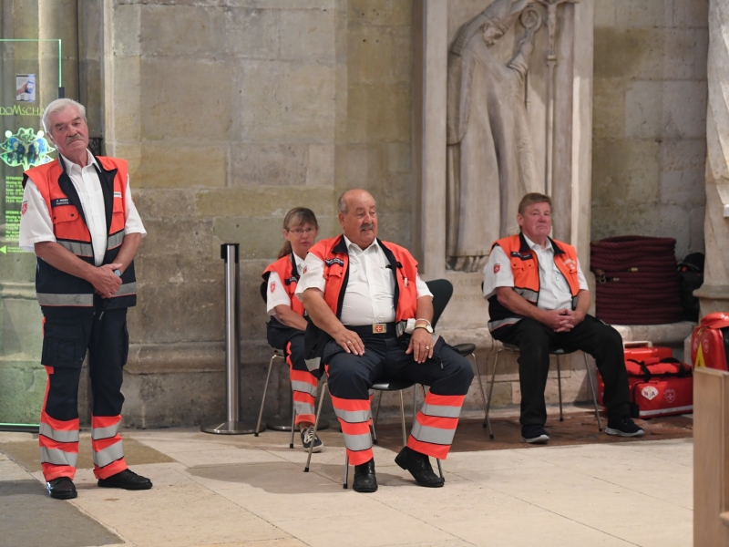 Personen in Kirche