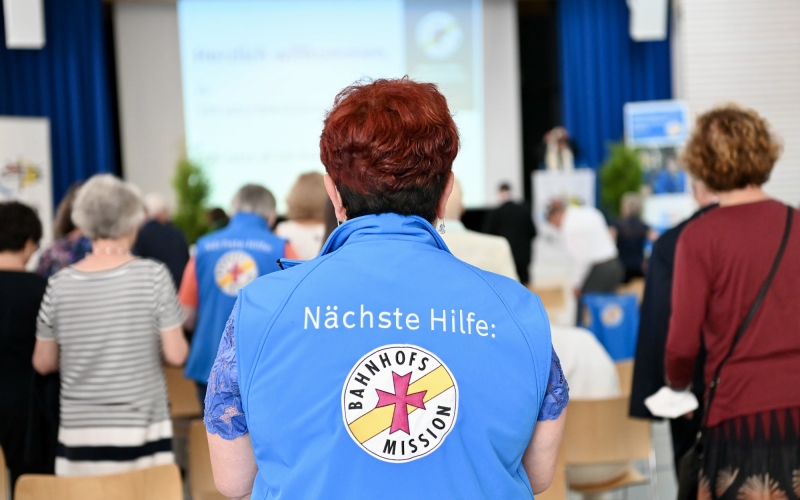 Turnhalle mit Personen die auf Monitor sehen