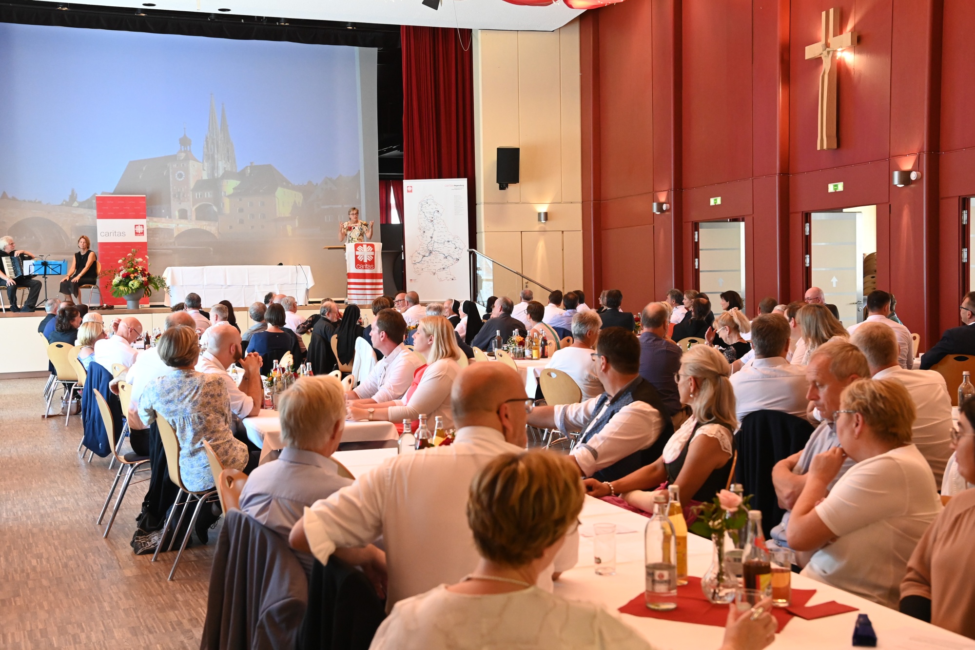 Personen in Festsaal