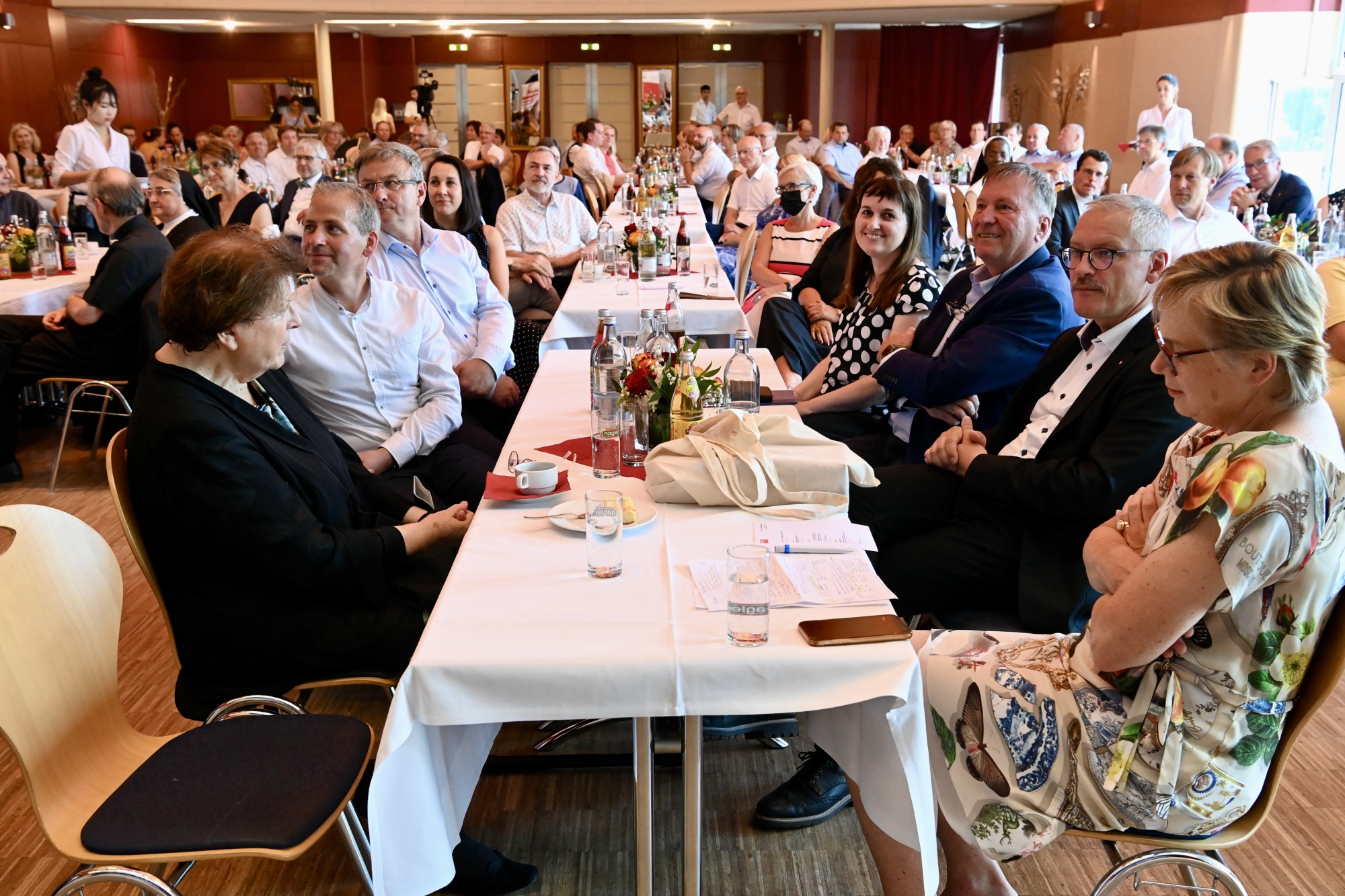 Personen in Festsaal