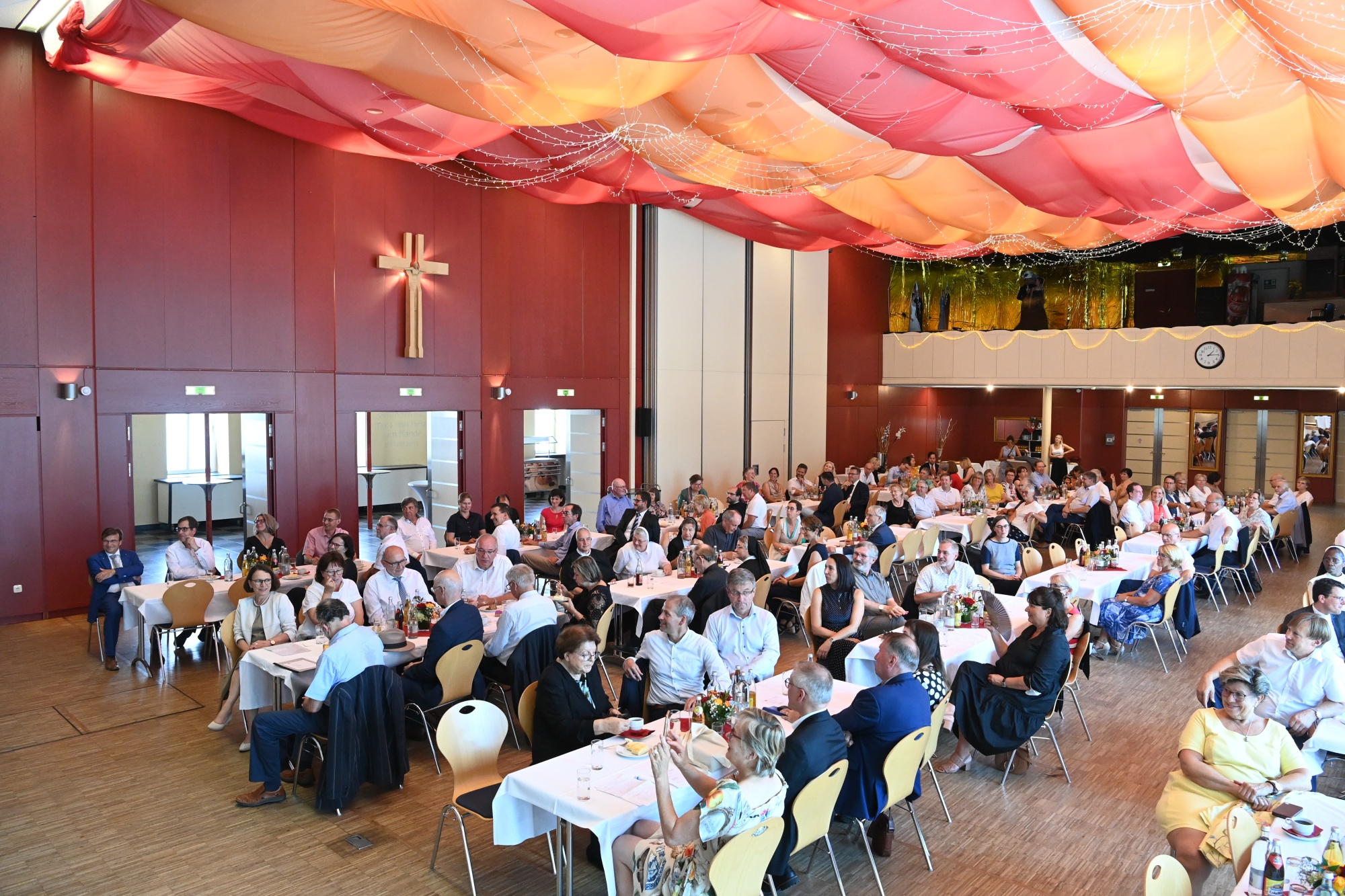 Personen in Festsaal