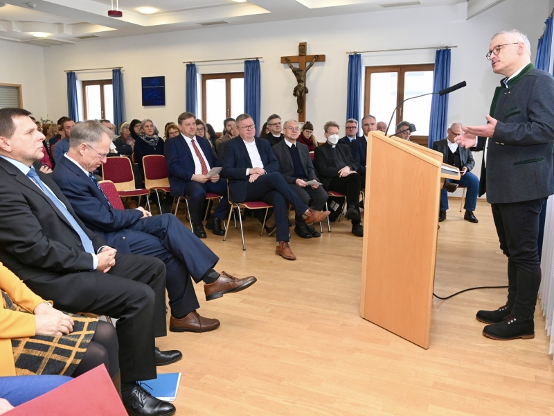 Redner vor Publikum