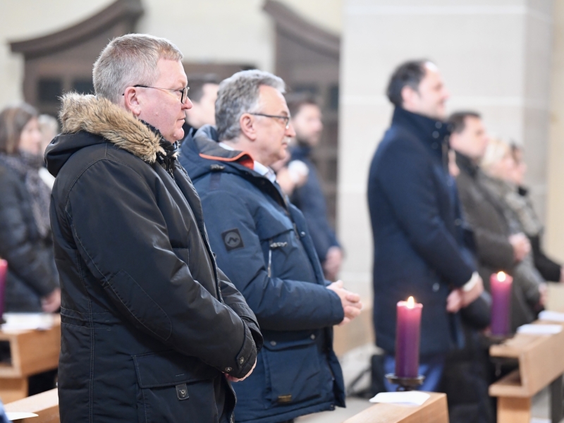 Personen in der Kirche