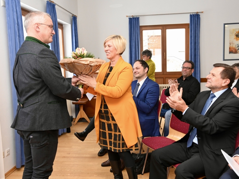 Person &uuml;berreicht Blumenstrau&szlig;