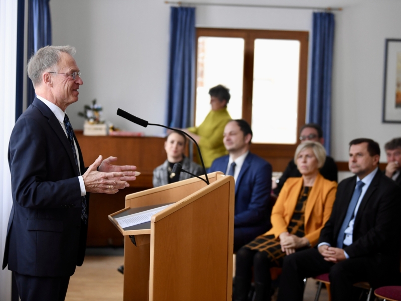Mann am Rednerpult