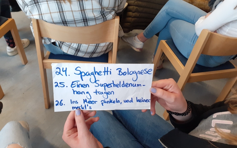 Hand mit Notizen