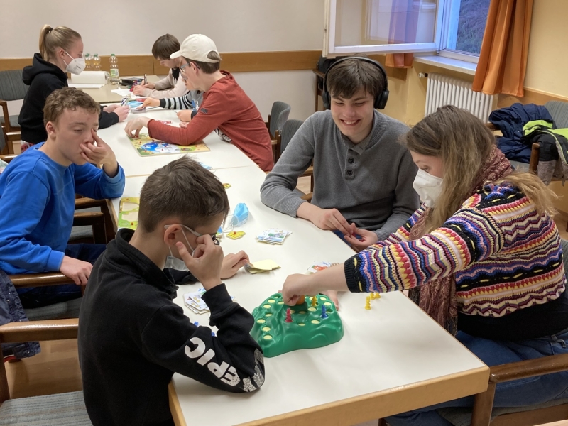 Kinder in einem Gruppenraum