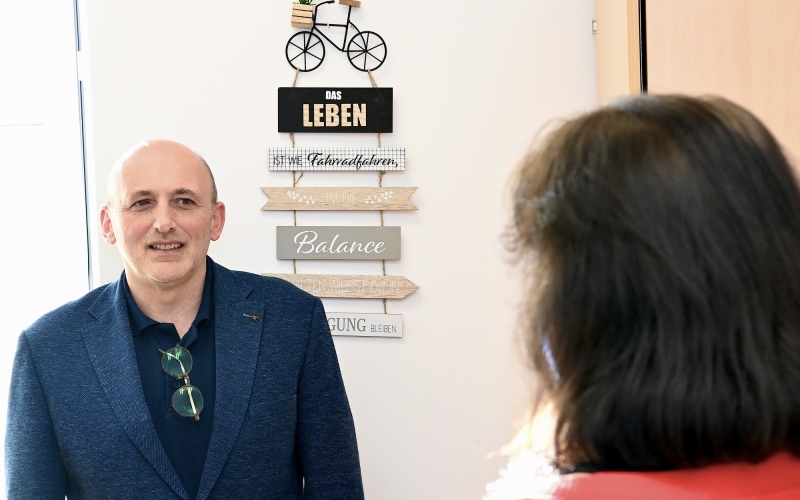 Zwei Personen im Gespräch