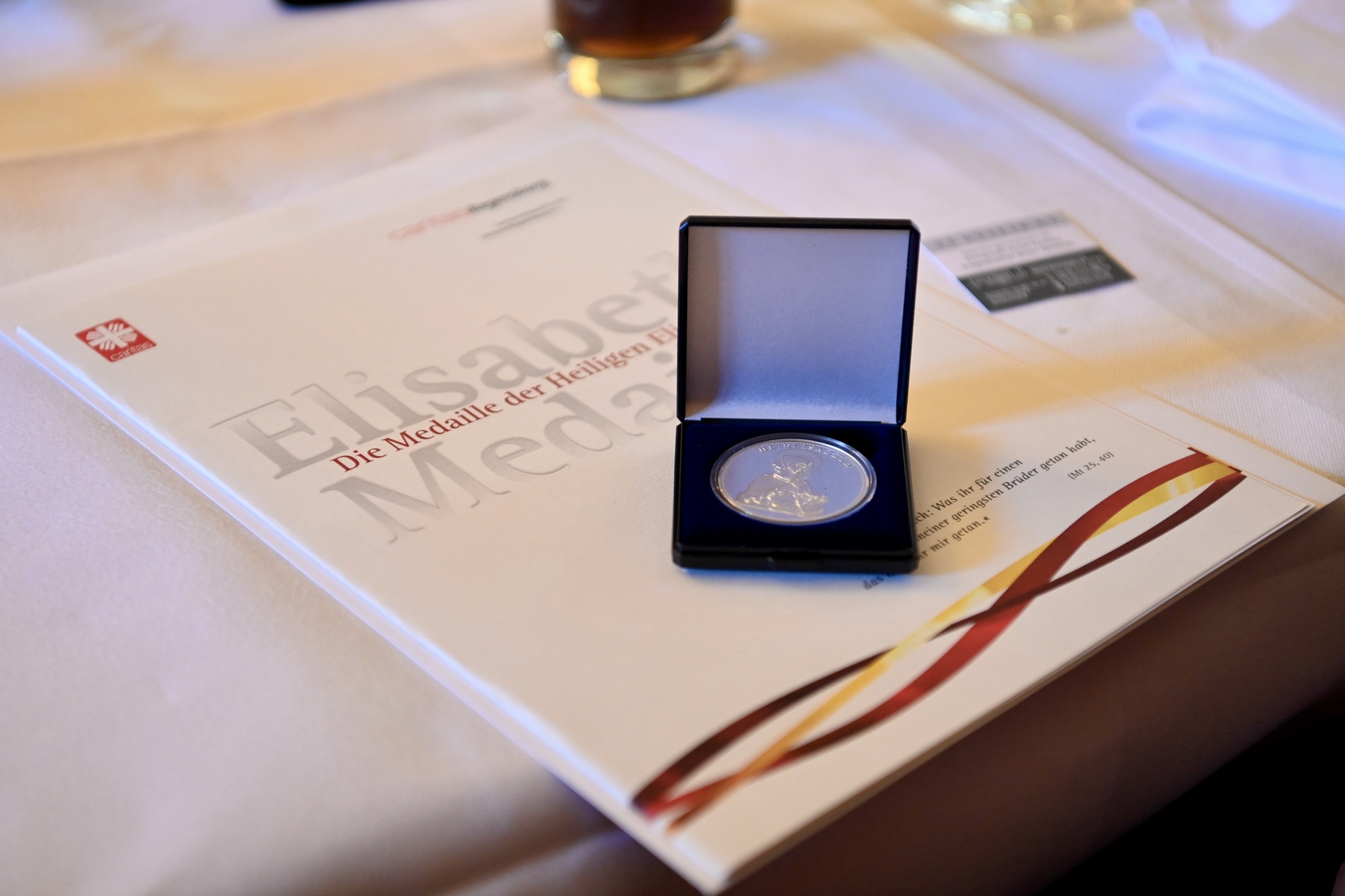 Dokumente und Medaille