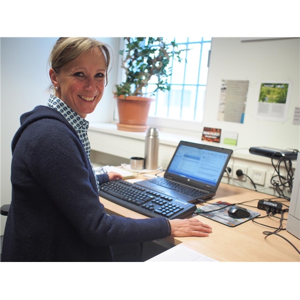 Frau hinter Notebook