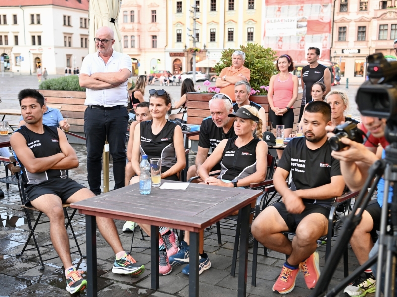Musiker. Im Hintergrund Personen vor Stadtkulisse