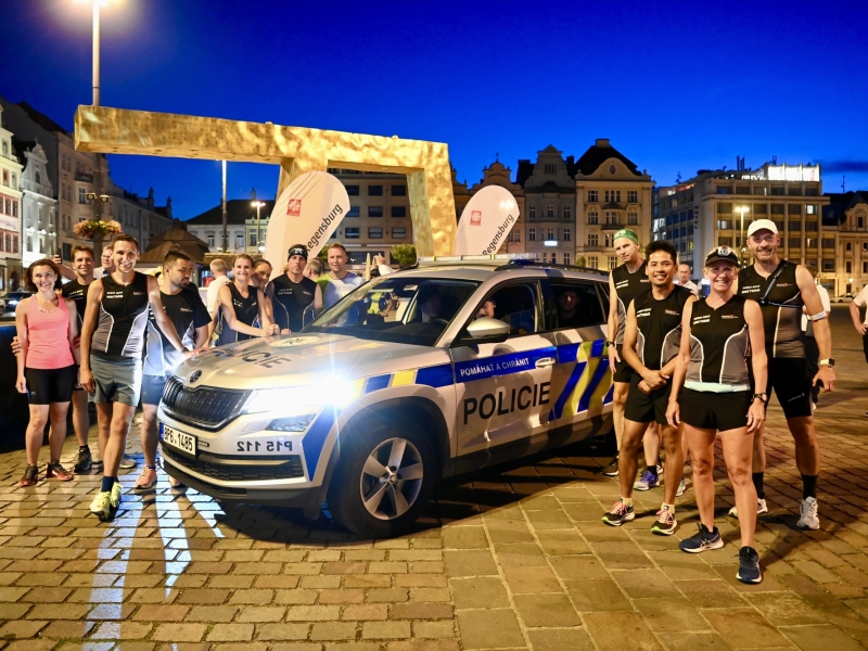 Sportler und Polizeiauto bei Nacht