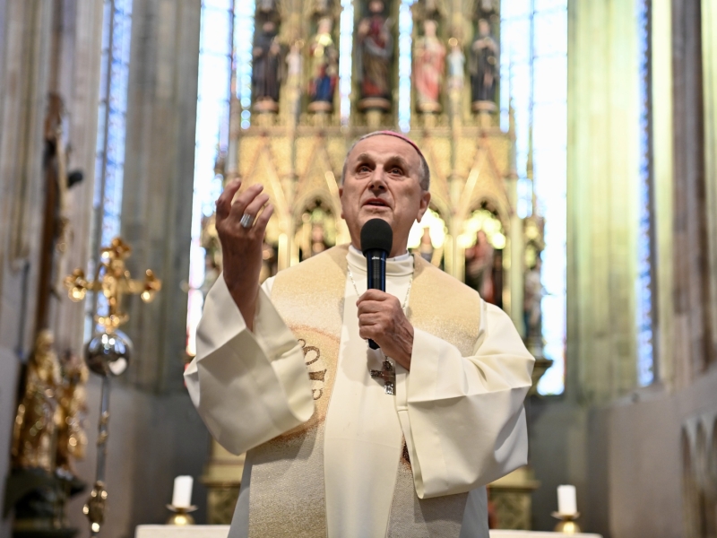 Geistlicher in Kirche