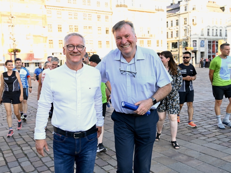 Personen spazieren unter freimen Himmel
