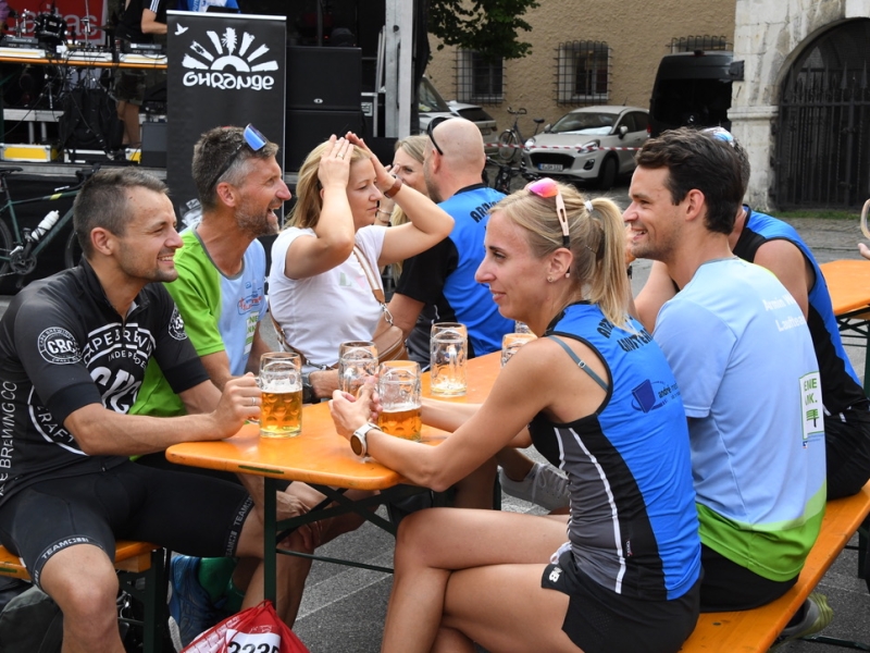 Menschen auf Festplatz outdoor