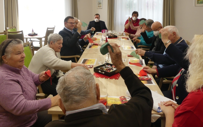 Personen an langem Tisch