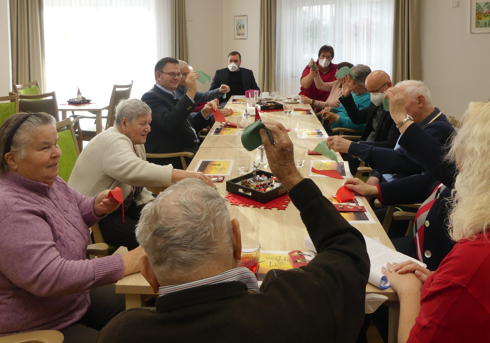 Personen an langem Tisch
