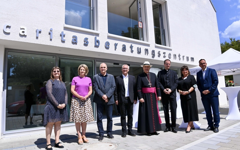 Gruppenfoto vor Beratungszentrum