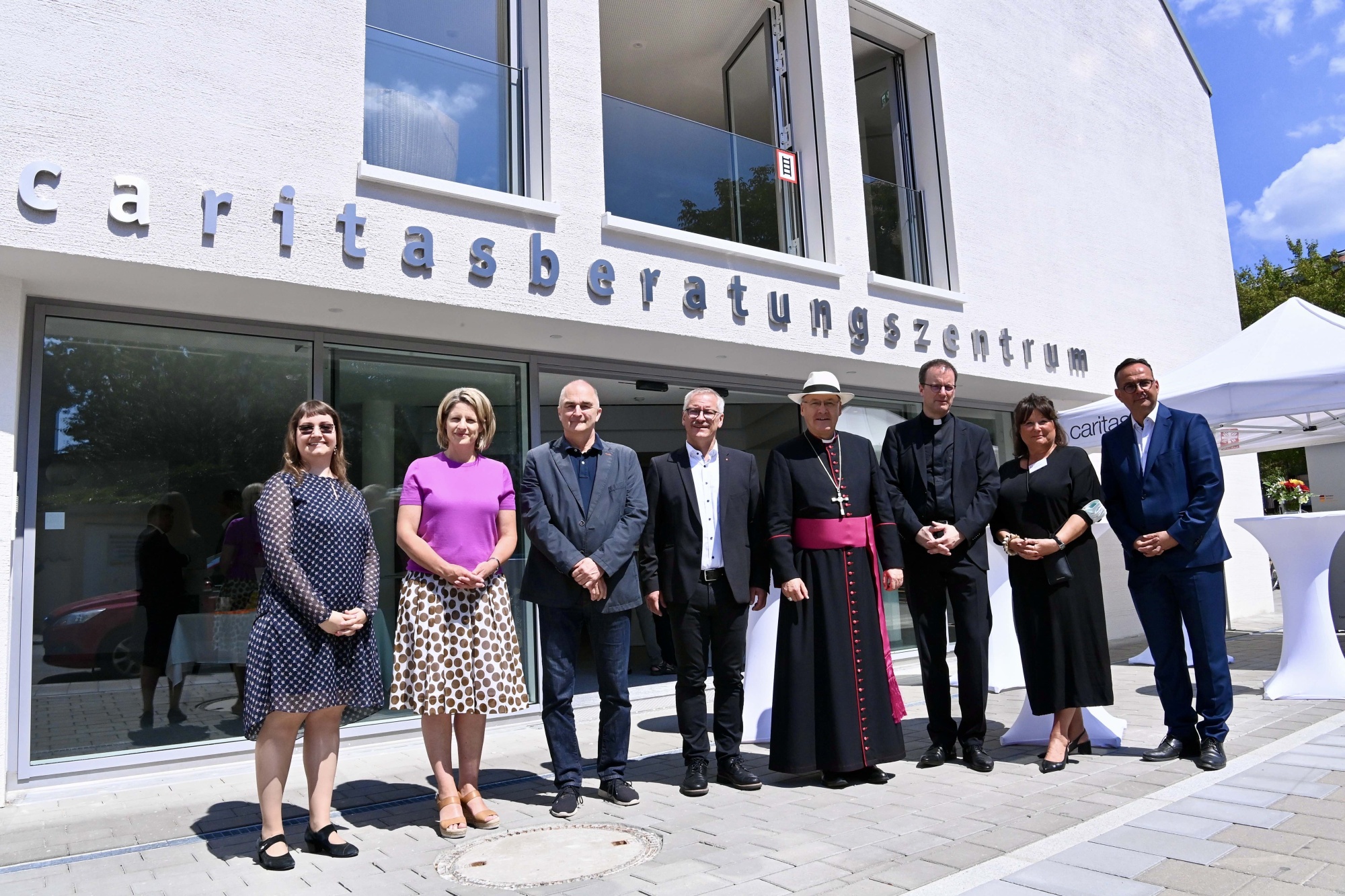 Gruppenfoto vor Beratungszentrum