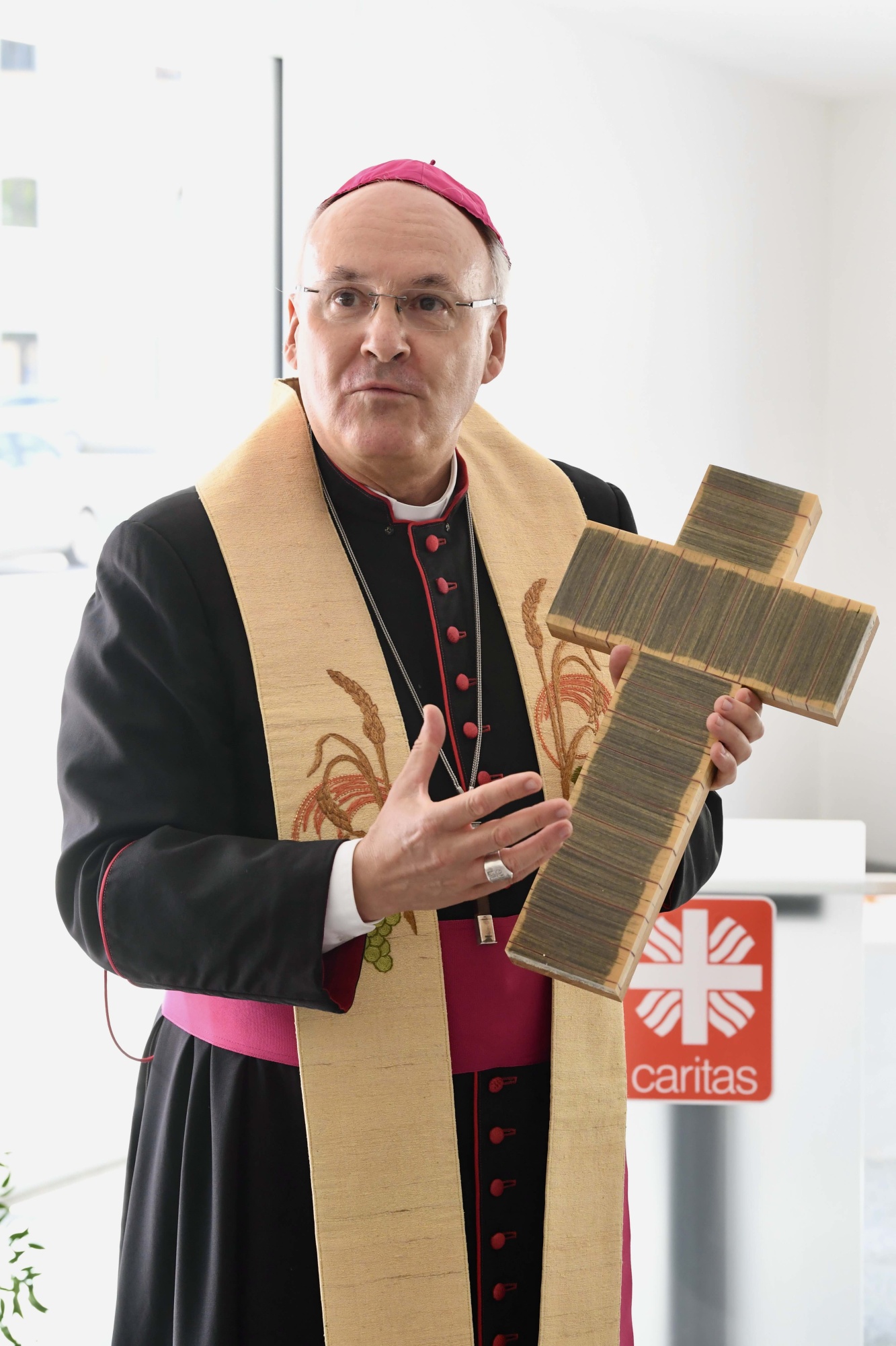 Geistlicher mit Kreuz