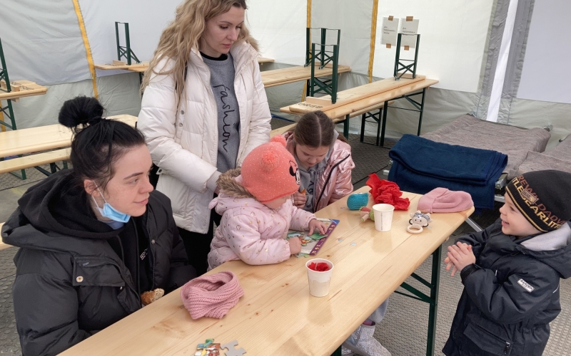 Frauen und Kinder die basteln
