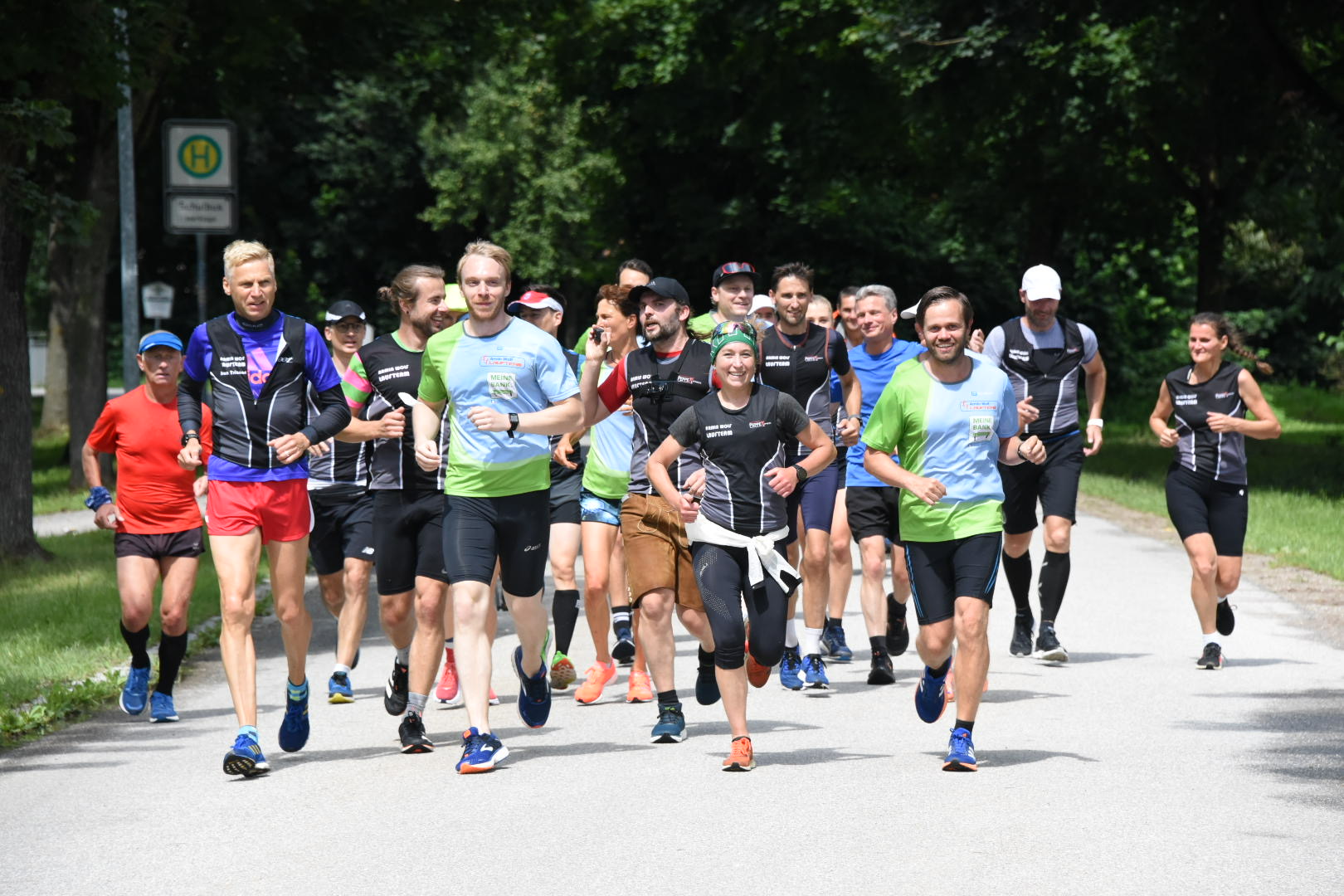 Laufgruppe unter freiem Himmel