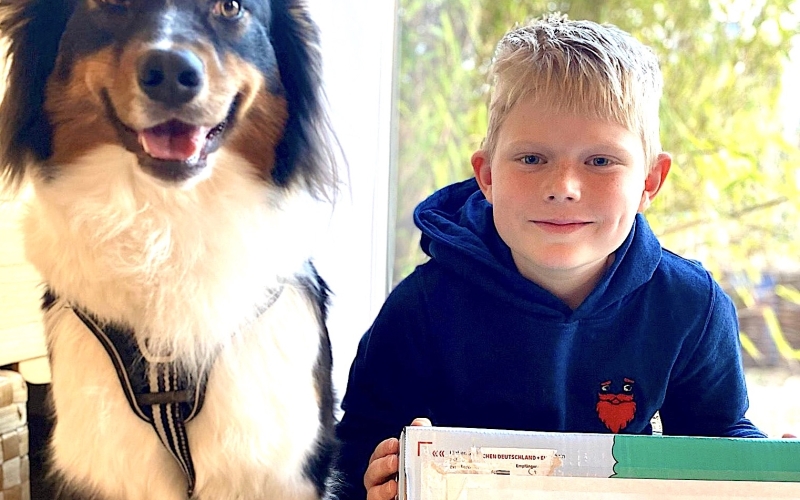Kind mit einem Paket