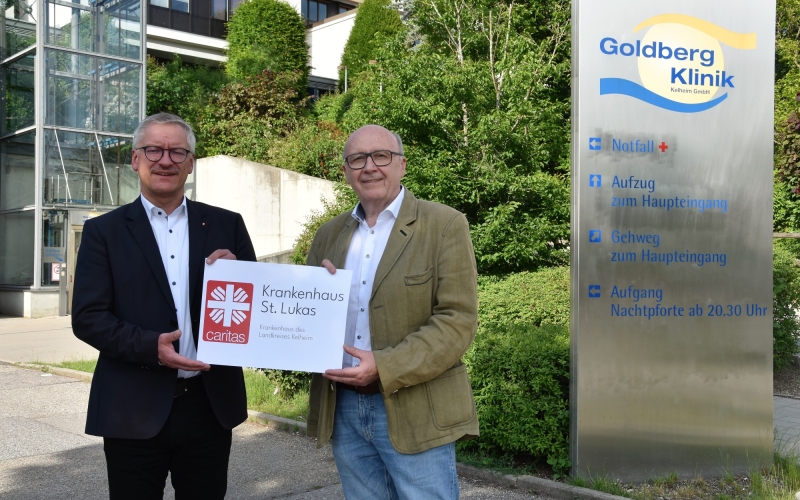 Zwei Personen halten Schild