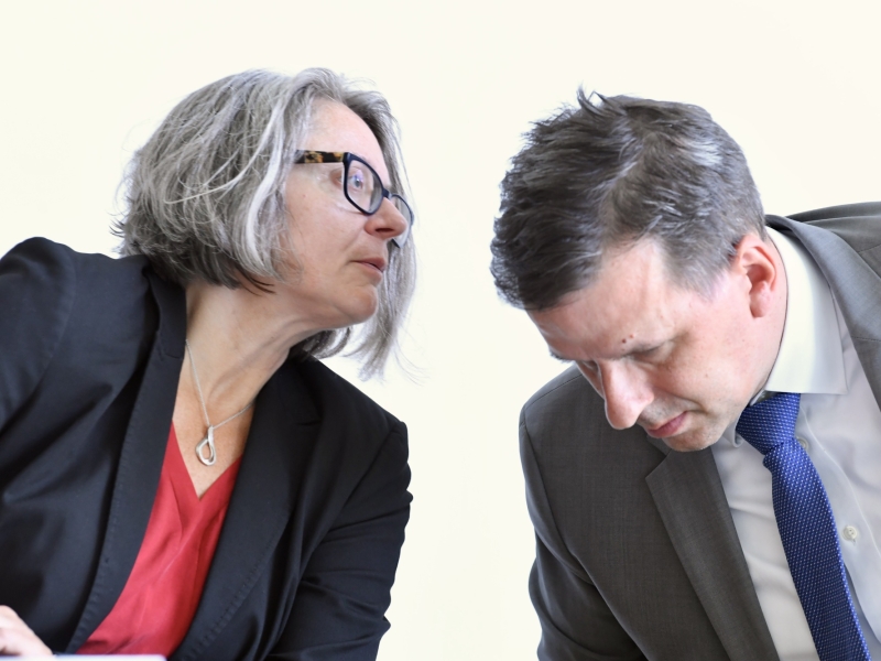 Zwei Personen unterhalten sich