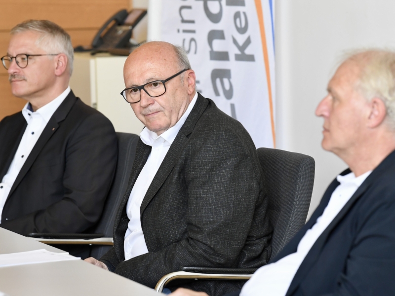 Drei Personen an Tisch
