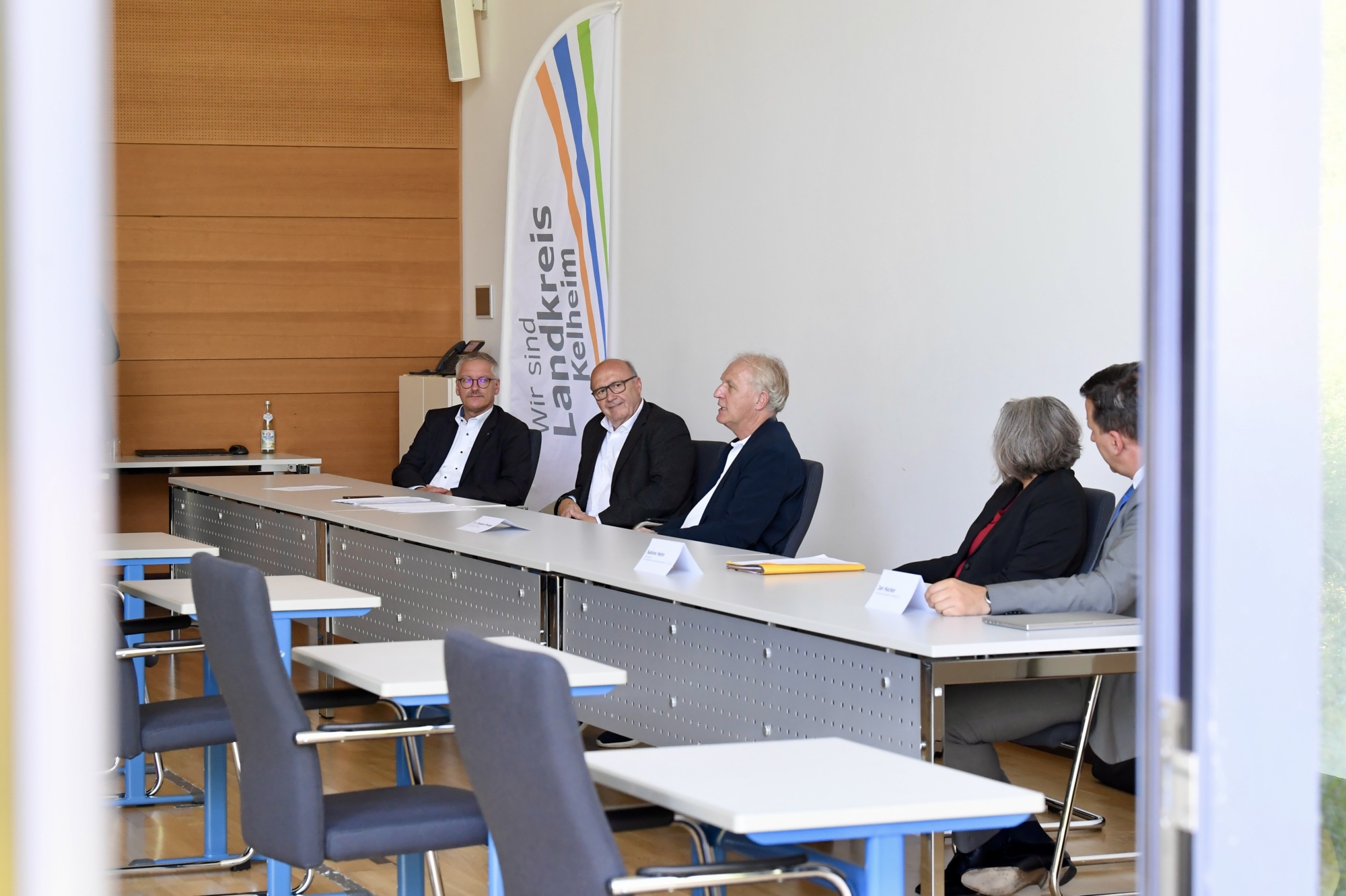 Personen an Tisch