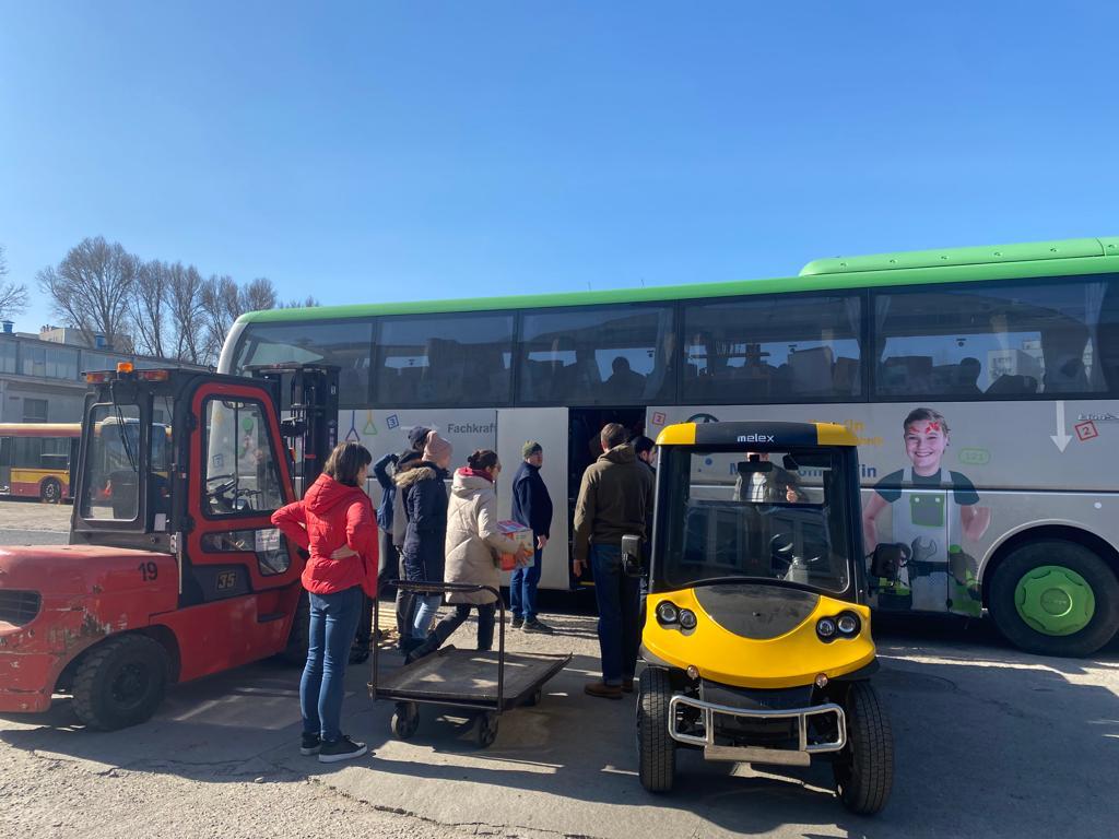 Gabelstapler vor einem Bus