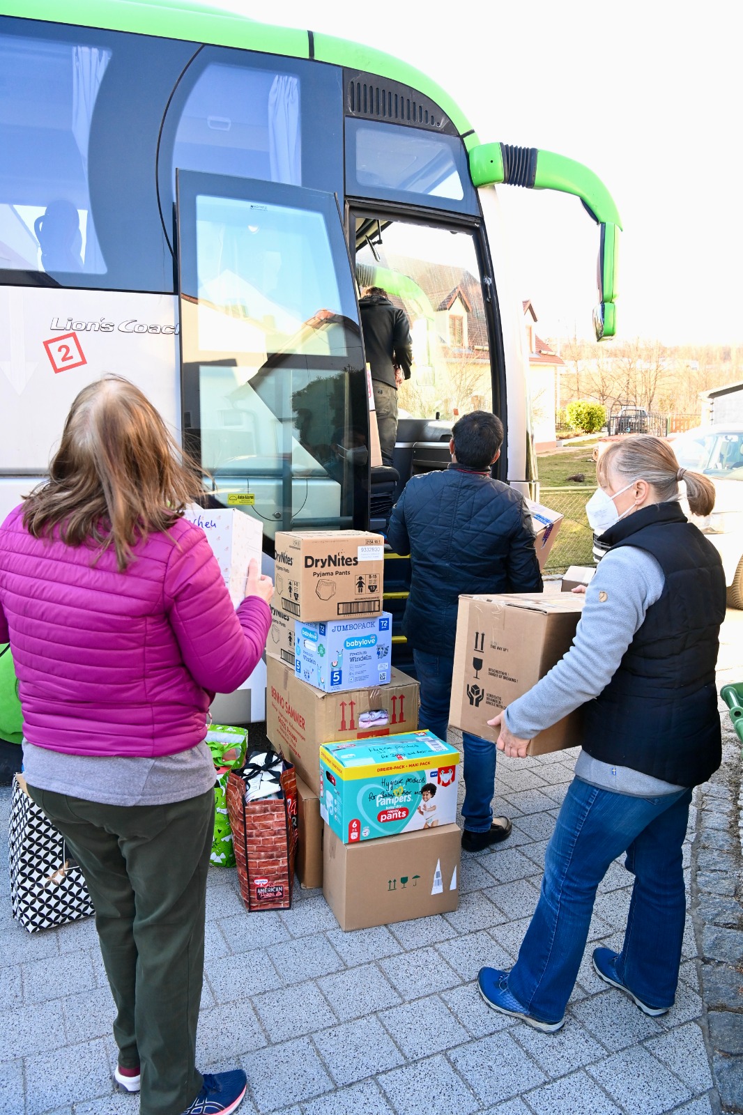 Personen packen Pakete in einem Bus
