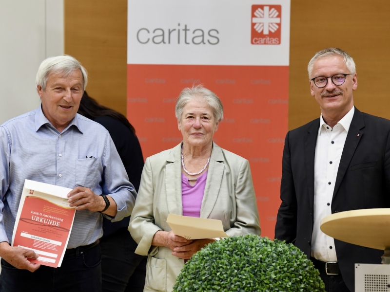 Drei Personen mit Dokumenten im Portrait