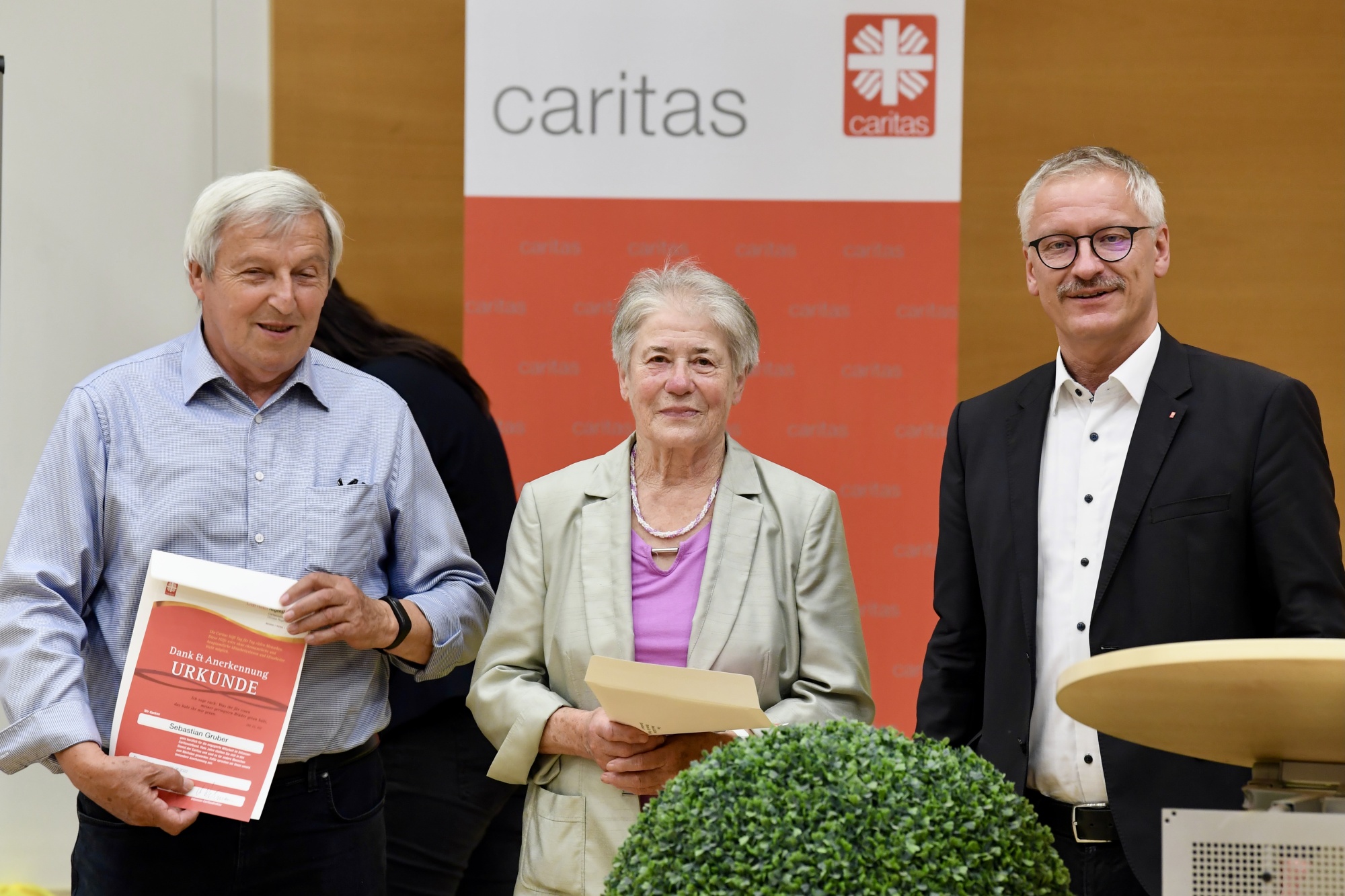 Drei Personen mit Dokumenten im Portrait