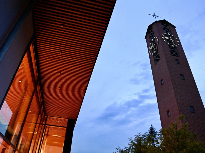 Kirchturm am Abend