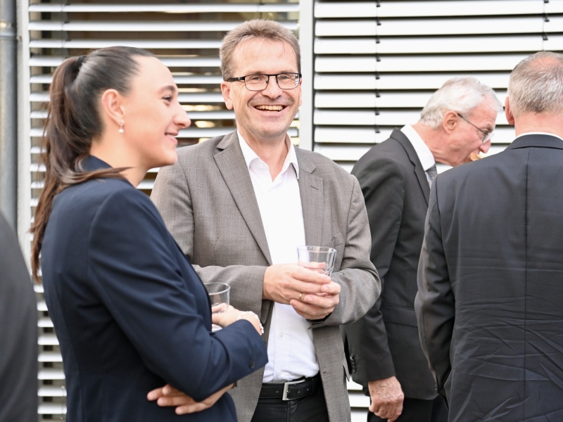 Zwei Personen im Gespr&auml;ch
