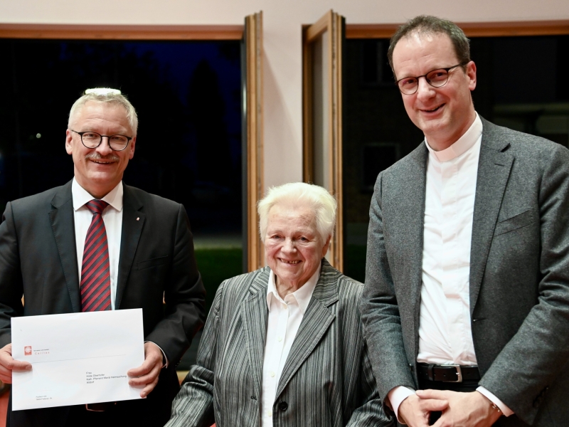 Personen mit Urkunden im Portrait