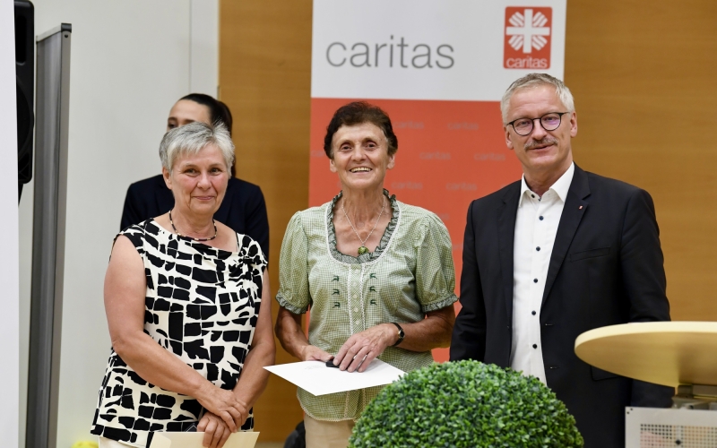 Drei Personen mit Dokumenten im Portrait